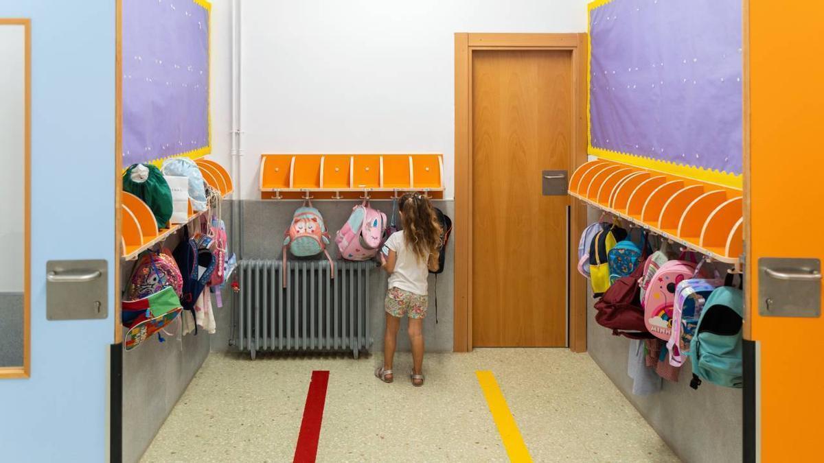 Una niña en una clase