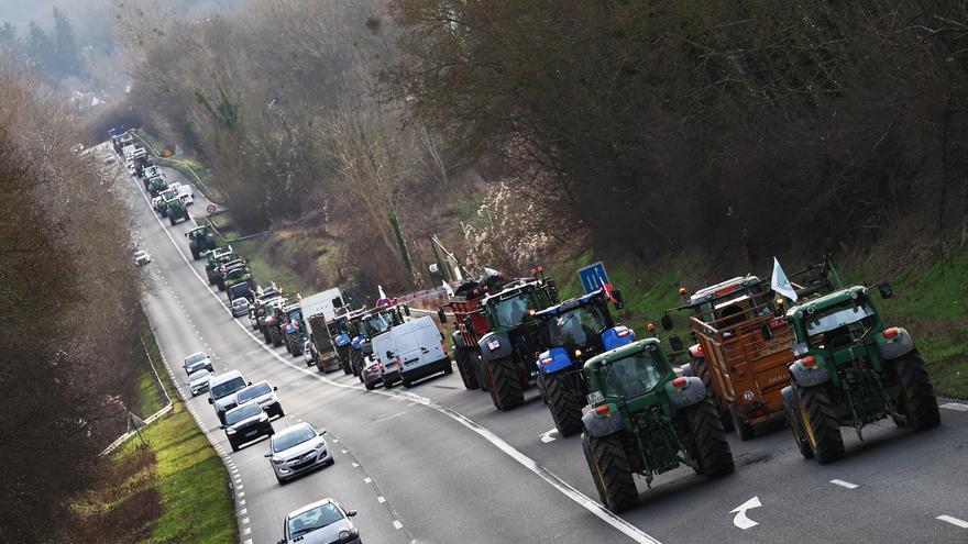 Continúa la huelga de agricultores en Francia con el bloqueo de carreteras