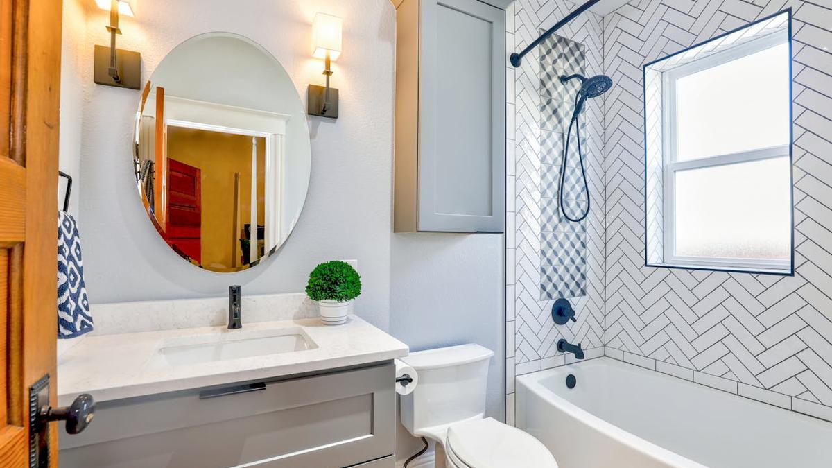 Vista interior del baño de una casa