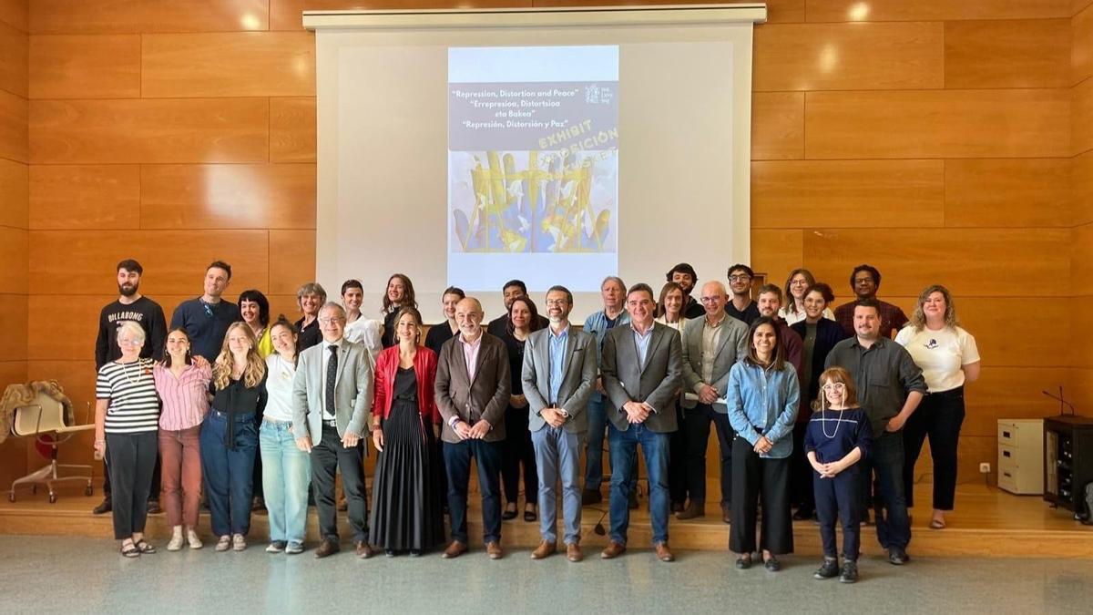 Acto de inauguración de la exposición 'Represión, distorsión y paz'.