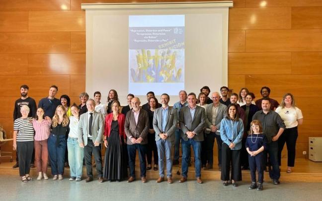 Acto de inauguración de la exposición 'Represión, distorsión y paz'.