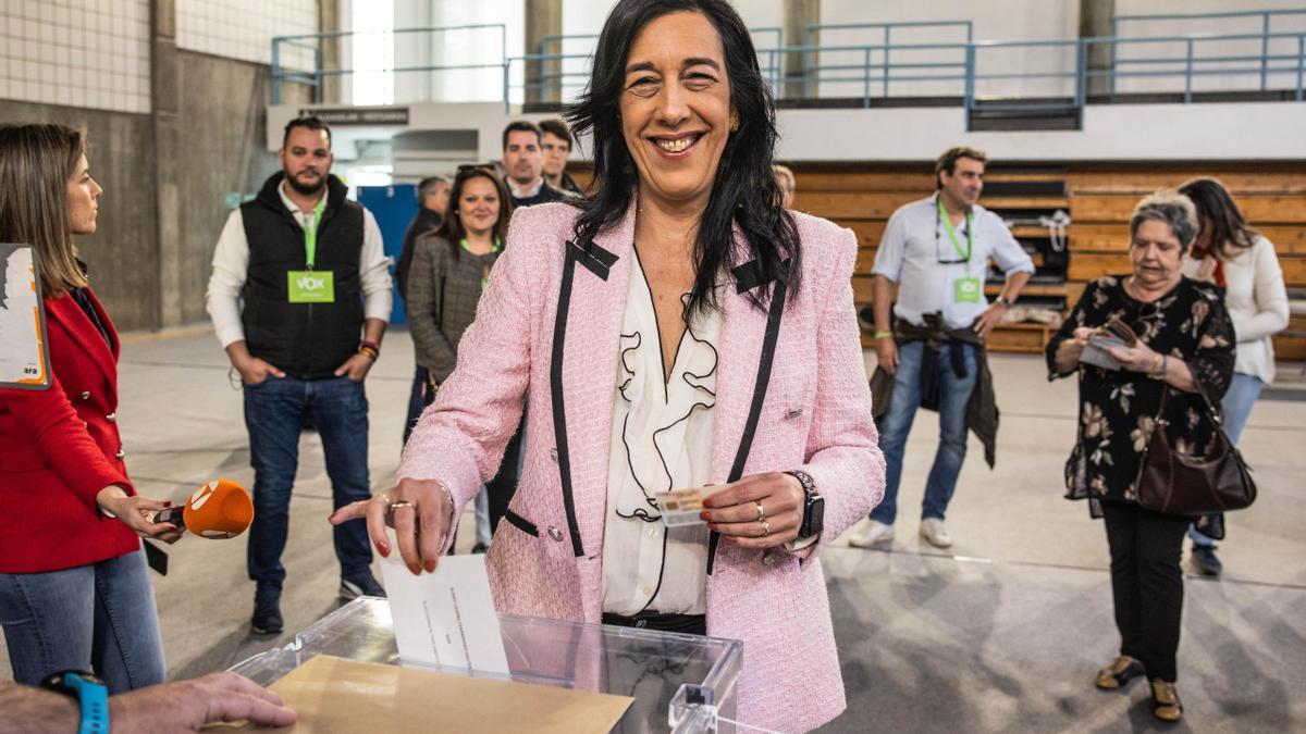 Amaia Martínez ha votado en un colegio electoral de Vitoria-Gasteiz.
