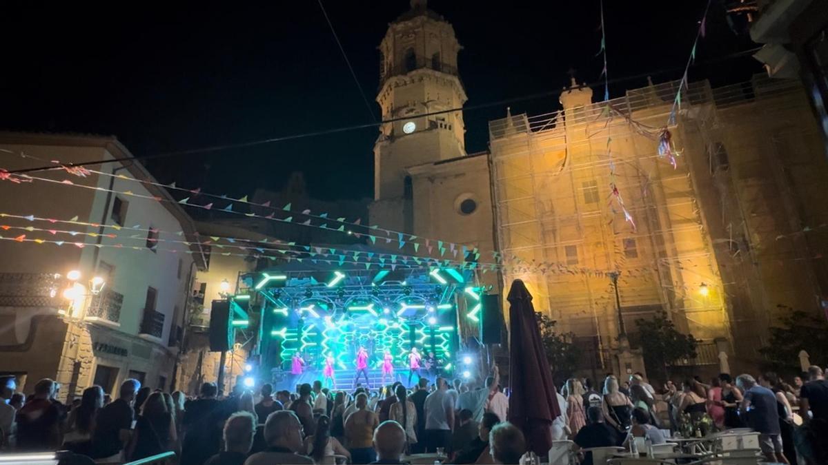 Gente disfrutando de un concierto en Labastida