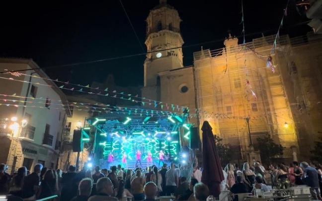 Gente disfrutando de un concierto en Labastida