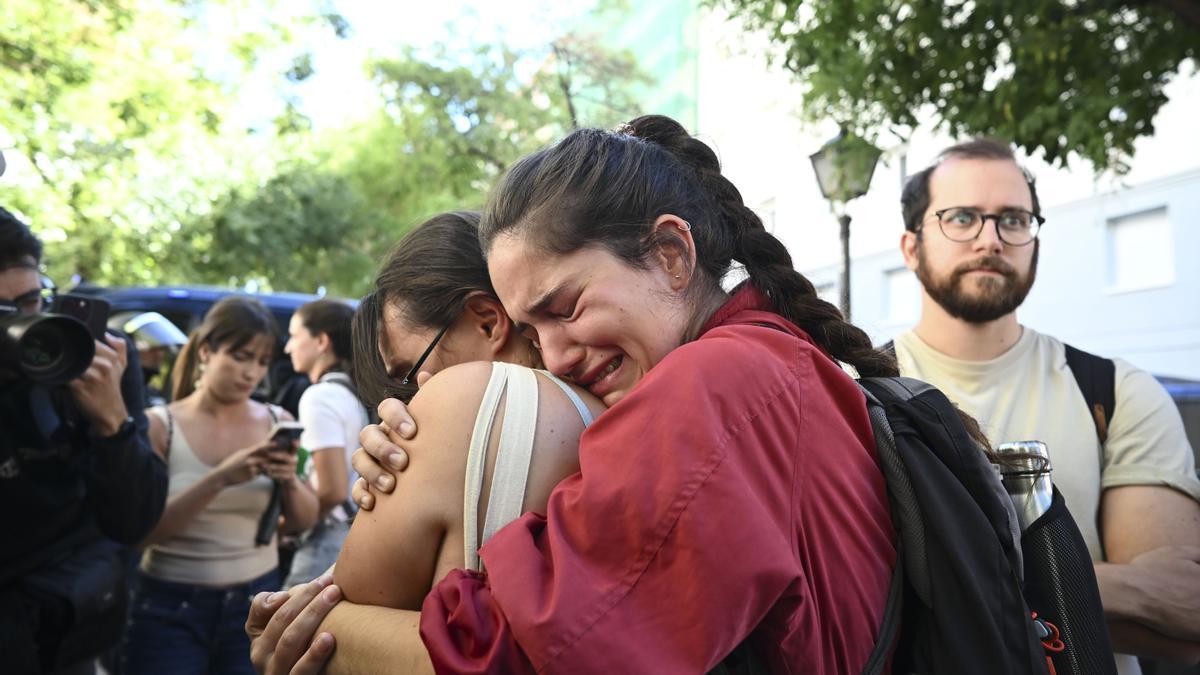 En imágenes: Maricarmen sale de su casa en ambulancia tras ejecutarse su desahucio por un fondo buitre