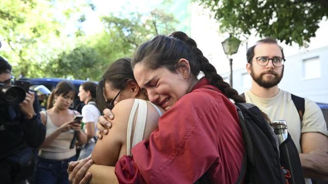 En imágenes: Maricarmen sale de su casa en ambulancia tras ejecutarse su desahucio por un fondo buitre