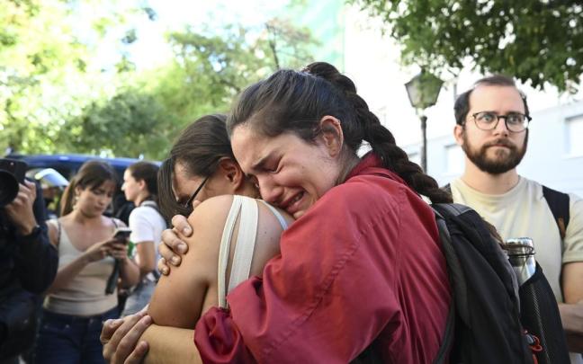 En imágenes: Maricarmen sale de su casa en ambulancia tras ejecutarse su desahucio por un fondo buitre