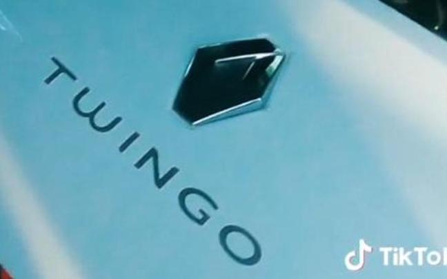 El portón del Twingo que viajó de Milán a Barcelona. El portón del Twingo que viajó de Milán a Barcelona.