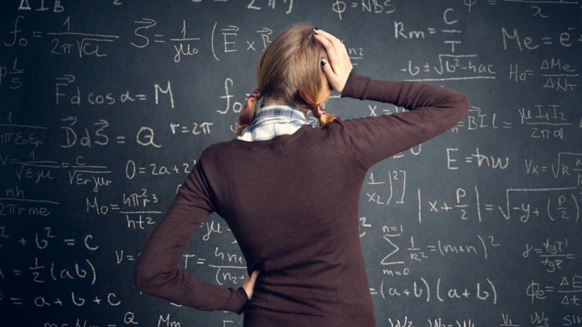 Mujer resolviendo un problema matemático.