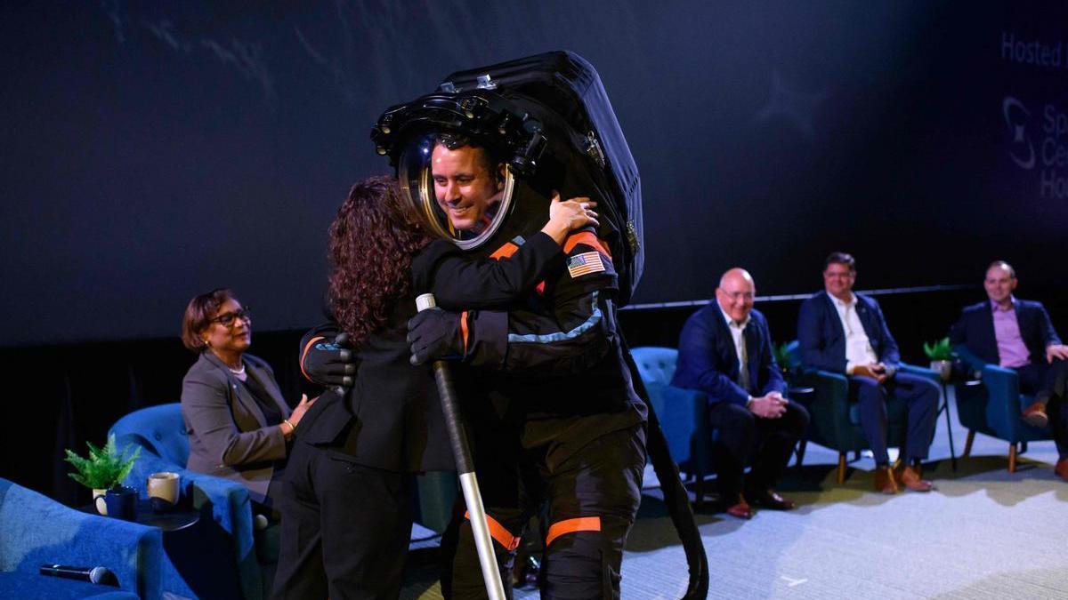 El ingeniero Jim Stein abraza a Lara Kearney durante la presentación del traje.