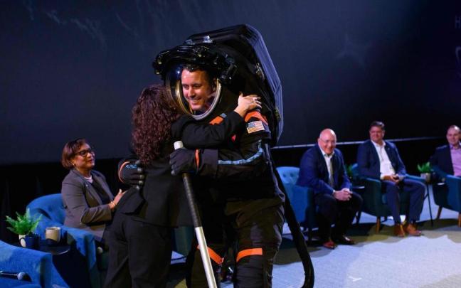 El ingeniero Jim Stein abraza a Lara Kearney durante la presentación del traje.