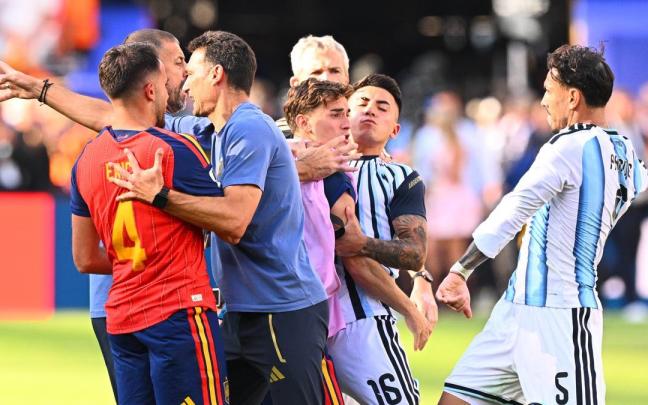 La rabia y la frustración terminaron por hacer estallar a Argentina en cuanto sonó el pitido final en el césped del MetLife Stadium.