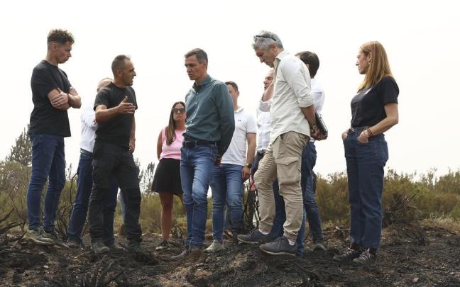 El presidente del gobierno español, Pedro Sánchez, y el ministro del Interior, Fernando Grande-Marlaska, visitan la zona afectada por los incendio