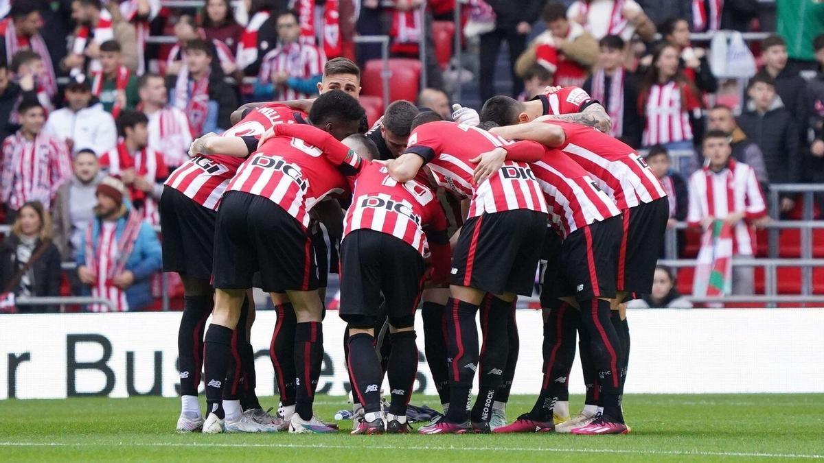 Los jugadores del Athletic hacen piña en la previa del partido ante el Girona.