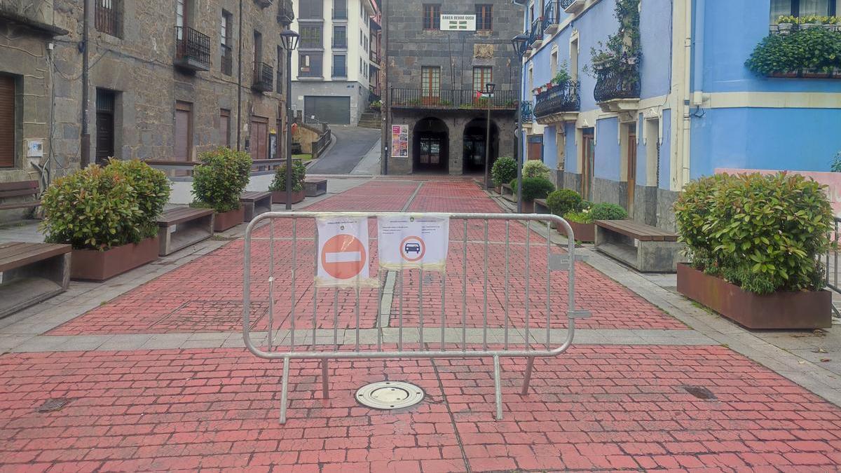 Vallas para controlar el paso de vehiculos al centros historico de Soraluze.