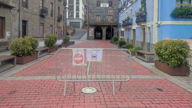 Vallas para controlar el paso de vehiculos al centros historico de Soraluze.