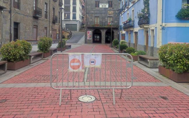 Vallas para controlar el paso de vehiculos al centros historico de Soraluze.