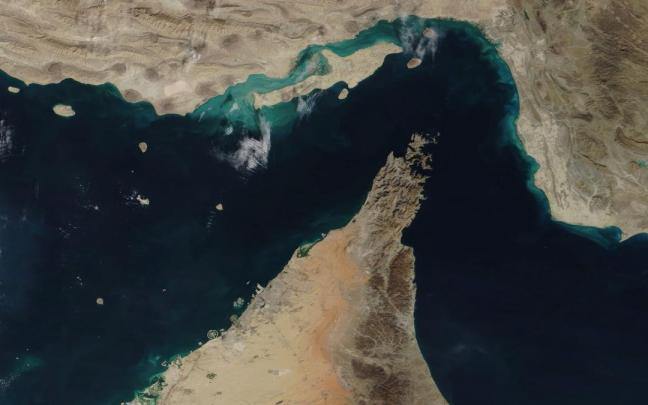 Imagen satelital del paso marítimo por el estrecho de Ormuz