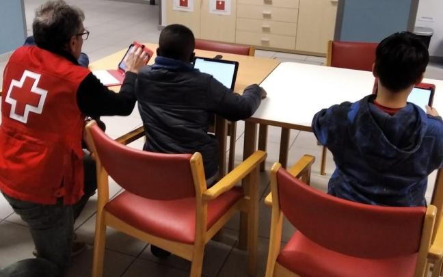 Un voluntario en una pasada edición del proyecto 'Éxito Escolar'.