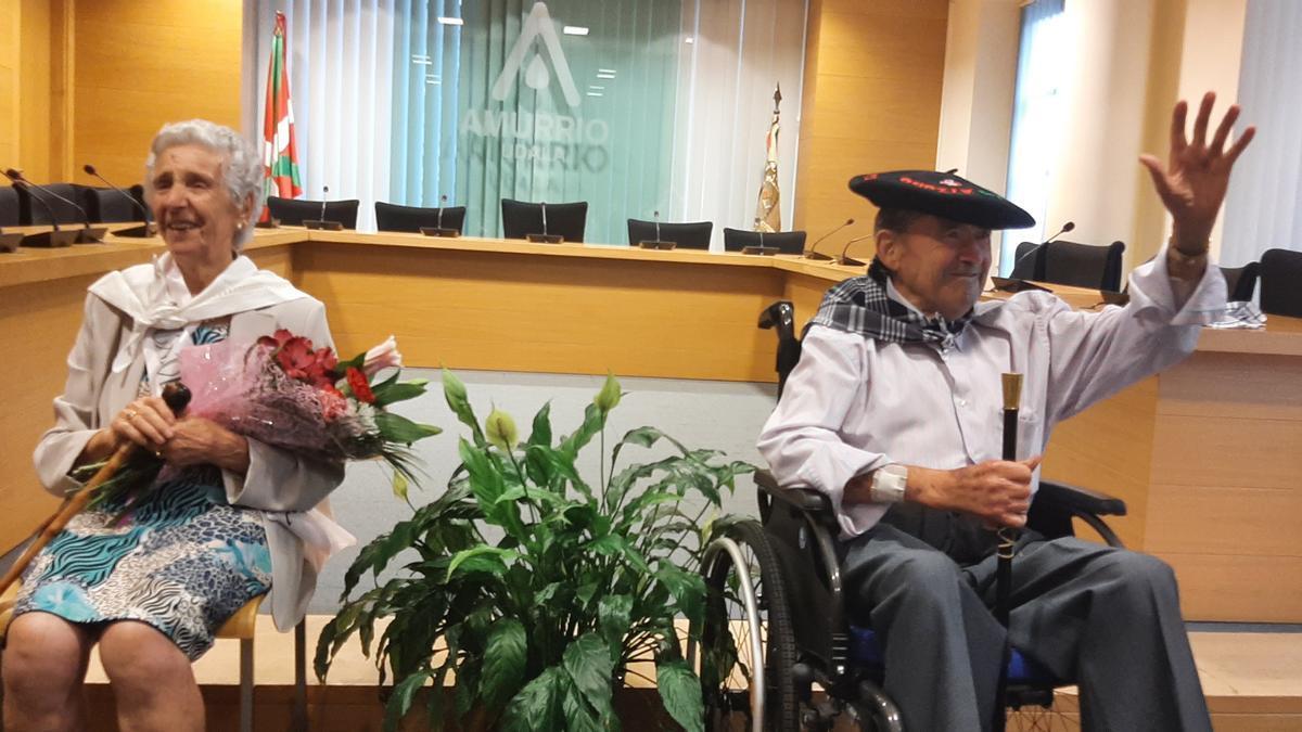 Juli Etxebarria y Jose Molinuevo tras recibir sus bastones de mando del Día del colectivo veterano en el Ayuntamiento de Amurrio