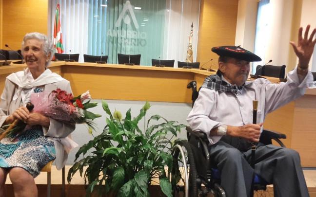 Juli Etxebarria y Jose Molinuevo tras recibir sus bastones de mando del Día del colectivo veterano en el Ayuntamiento de Amurrio
