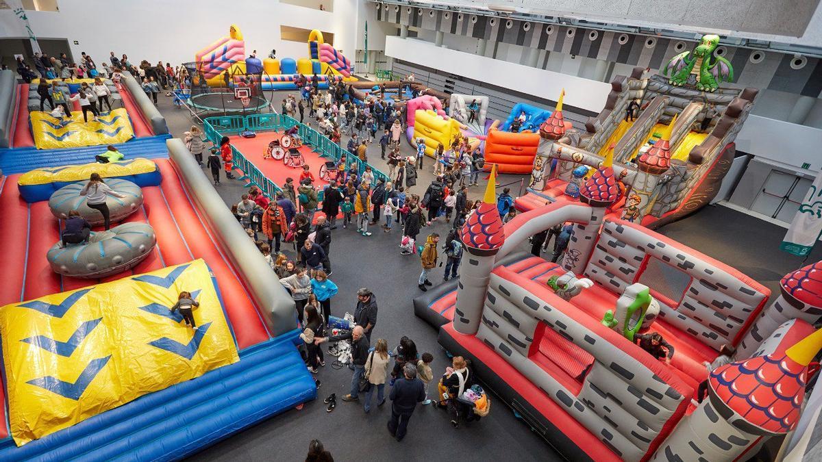 Umeen energiak bultzatutako ikuskizun magikoak inauguratu du Gabonetako Haur Parkea.