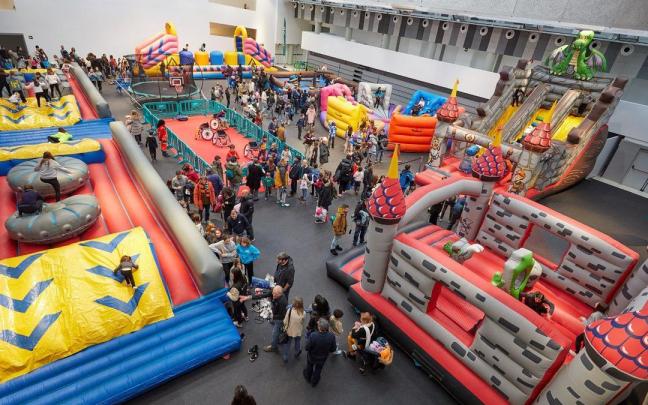 Umeen energiak bultzatutako ikuskizun magikoak inauguratu du Gabonetako Haur Parkea.