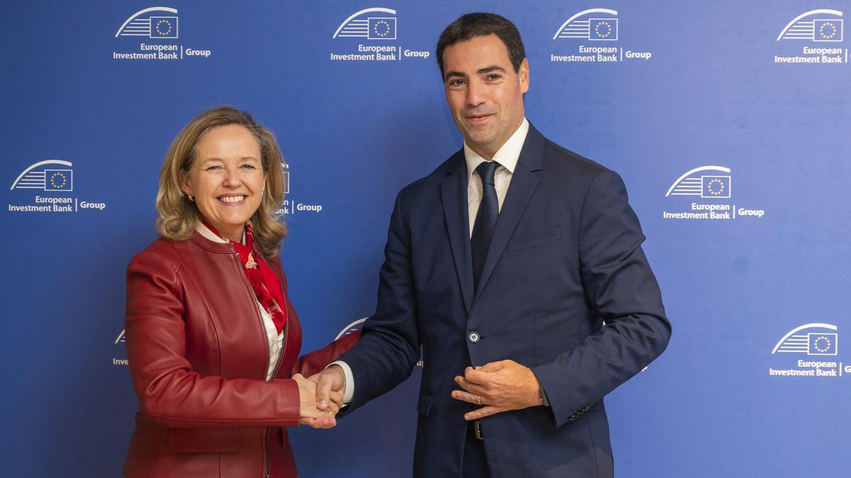 La presidenta del BEI, Nadia Calviño, con el lehendakari, Imanol Pradales, en Luxemburgo