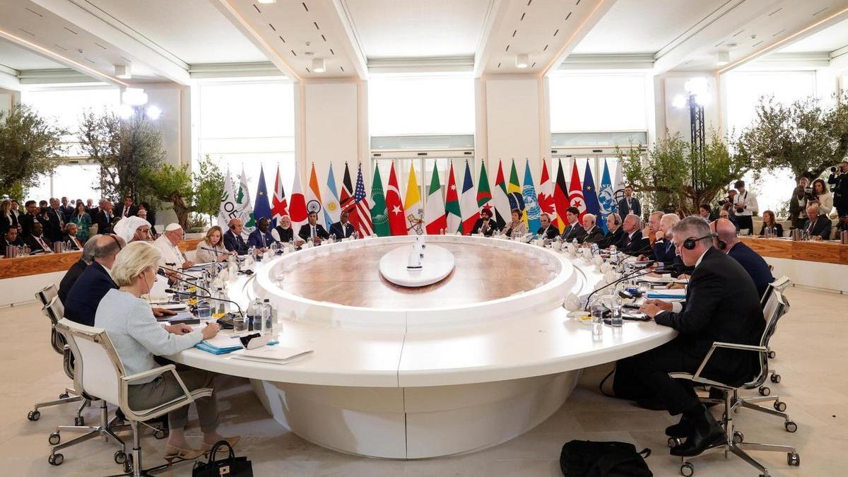 El Papa Francisco junto a los líderes de la cumbre del G7.