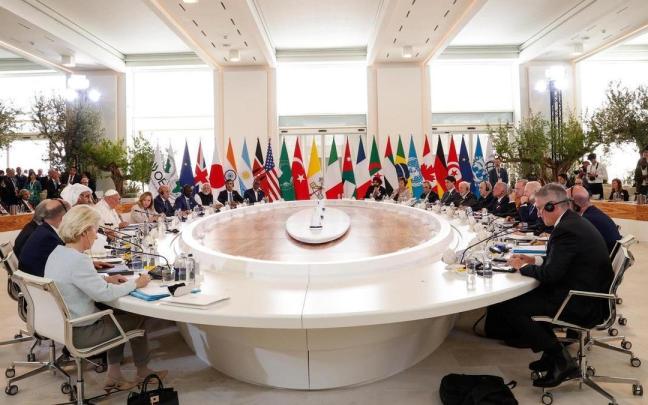 El Papa Francisco junto a los líderes de la cumbre del G7.