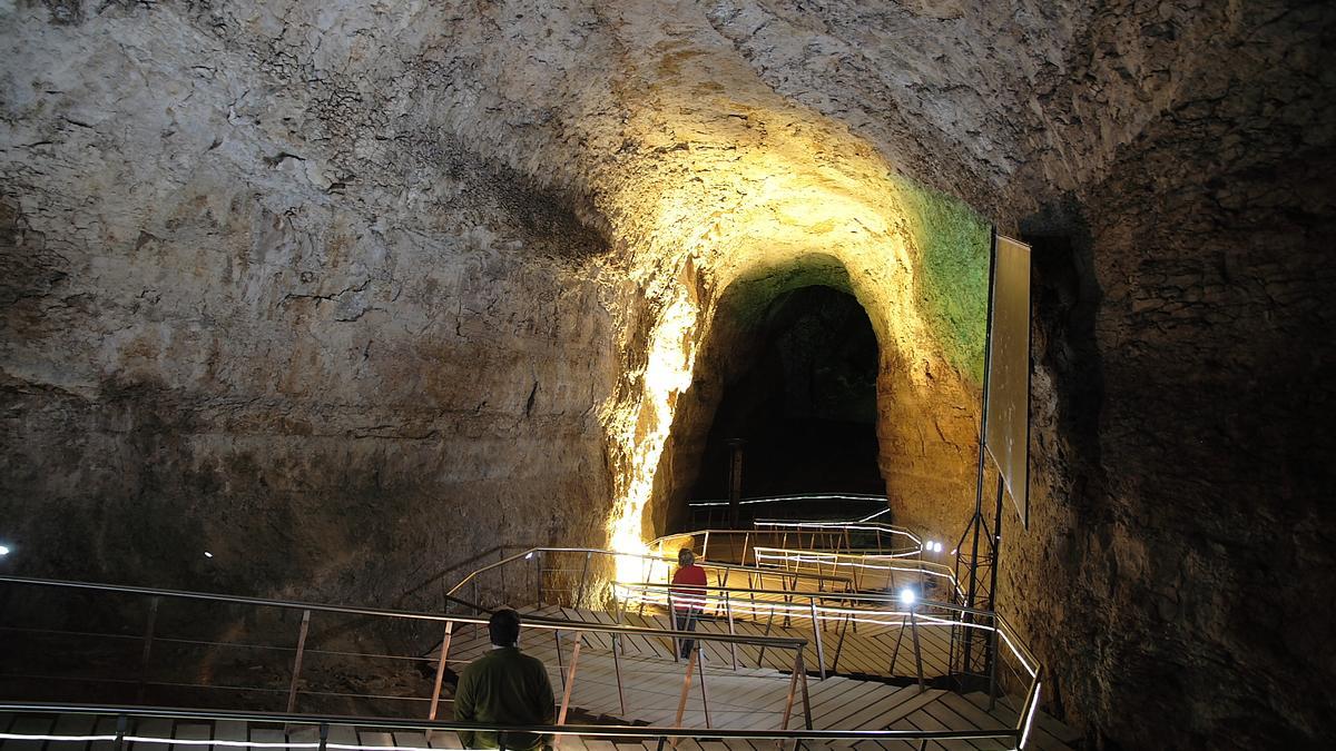 Entrada a la cueva Ojo Guareña.