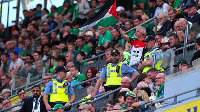 Un aficionado irlandés ondea la bandera de Palestina en el Aviva Stadium de Dublín, donde se debía celebrar el Irlanda-Israel.