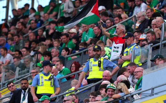 Un aficionado irlandés ondea la bandera de Palestina en el Aviva Stadium de Dublín, donde se debía celebrar el Irlanda-Israel.