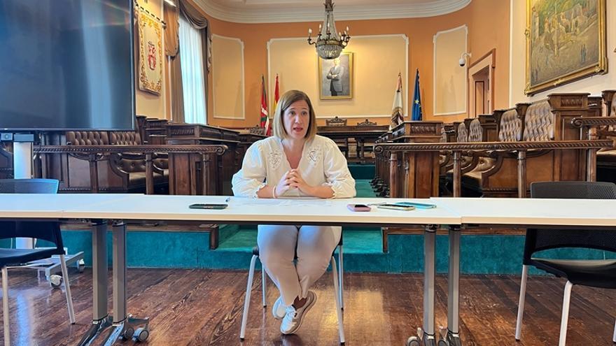La alcaldesa de Irun, Cristina Laborda, durante su comparecencia ante los medios esta mañana.
