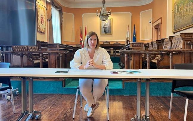La alcaldesa de Irun, Cristina Laborda, durante su comparecencia ante los medios esta mañana.