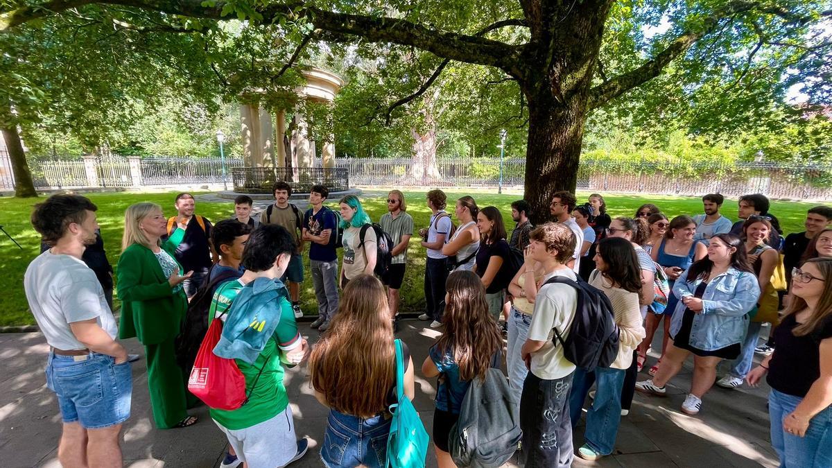 Momento de la visita institucional en Gernika, con Ana Otadui dando explicaciones al grupo de Ateak Ireki