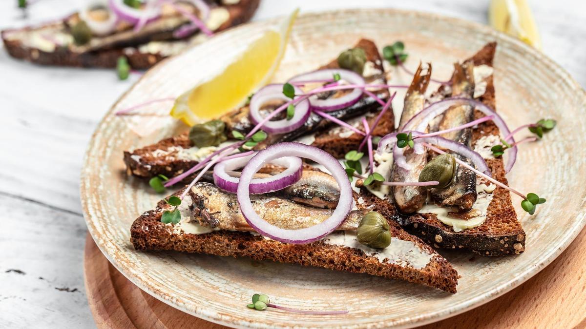 Tostadas de sardinas en conserva.