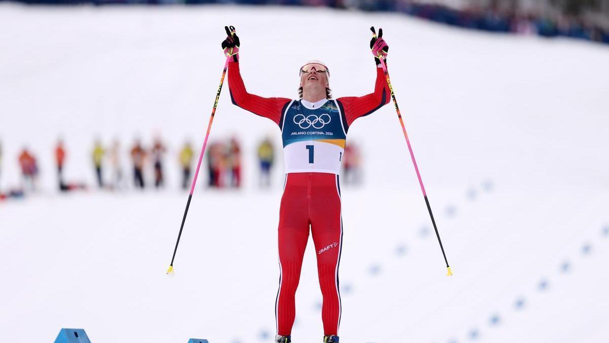 Klaebo celebra la victoria en una de las pruebas de los Juegos Olímpicos.