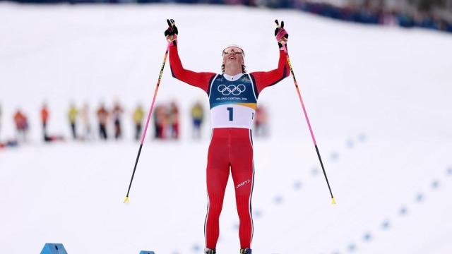 Klaebo celebra la victoria en una de las pruebas de los Juegos Olímpicos.