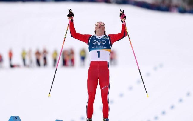 Klaebo celebra la victoria en una de las pruebas de los Juegos Olímpicos.