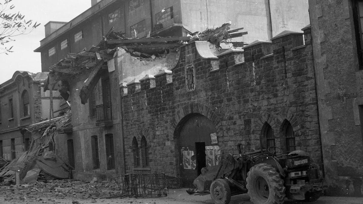 El desaparecido cuartel mientras las máquinas proceden a su demolición.
