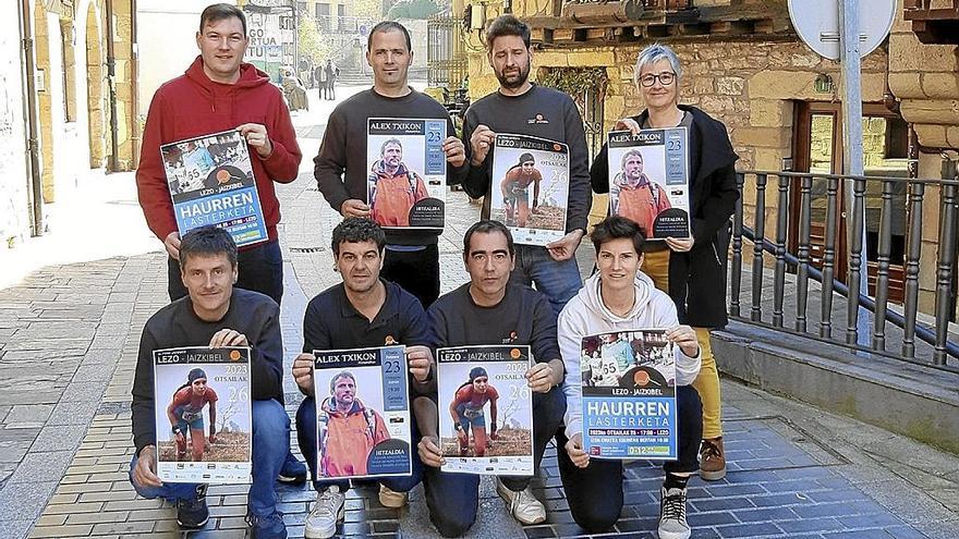 Los organizadores y algunos participantes de la carrera de montaña. | FOTO: N.G.