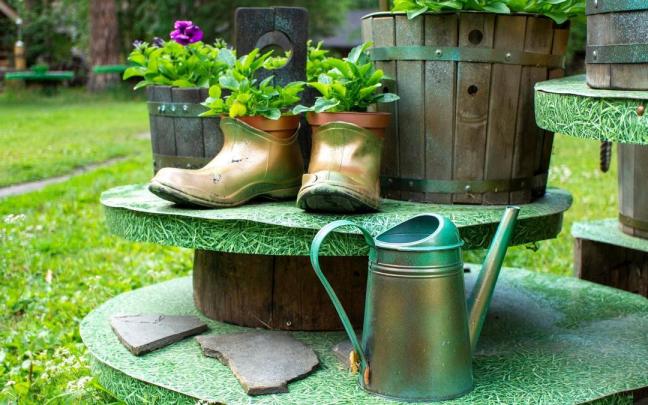 Dos macetas hechas con viejas botas de goma.