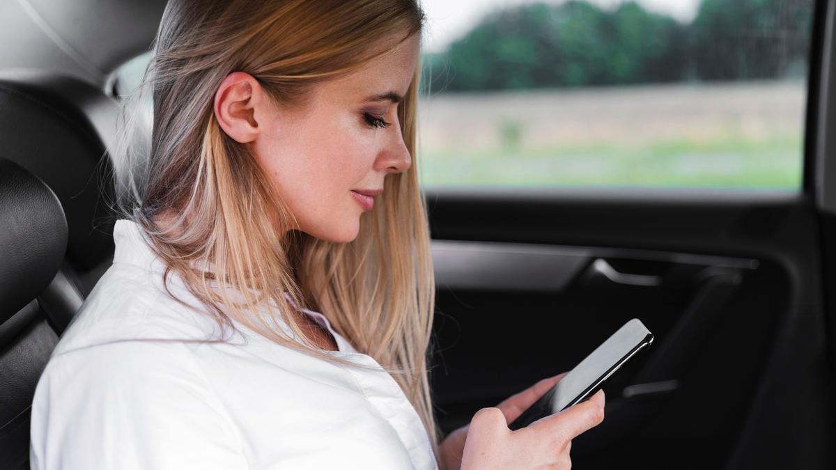 Mirar el móvil durante el viaje, una de las principales causas del mareo.
