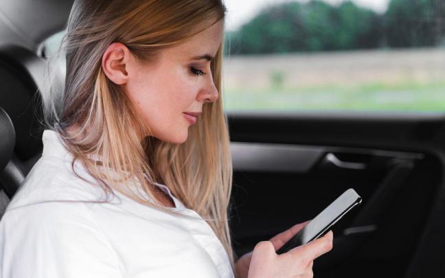 Mirar el móvil durante el viaje, una de las principales causas del mareo.