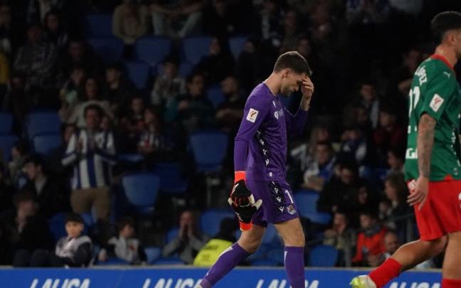 Remiro se marcha del campo tras ver la roja directa. / RUBEN PLAZA