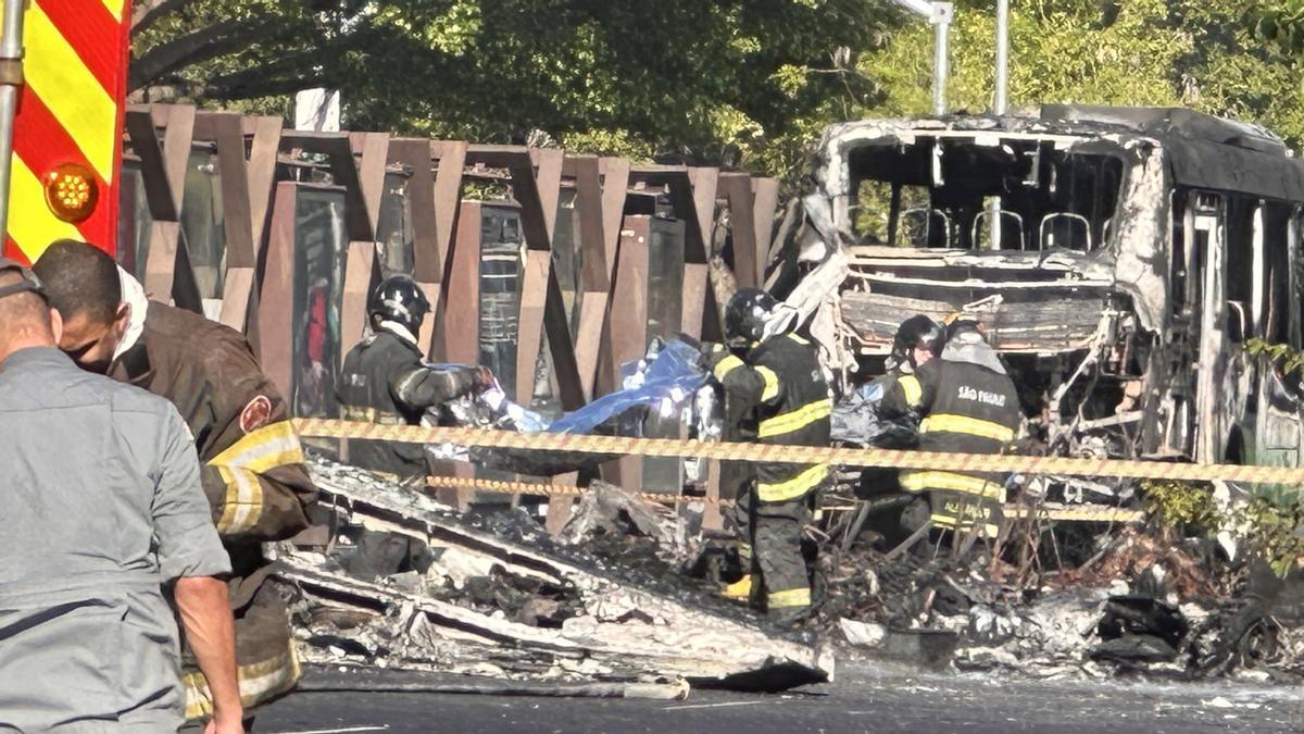 Imagen de la avioneta accidentada que ha provocado el incendio de un autobús