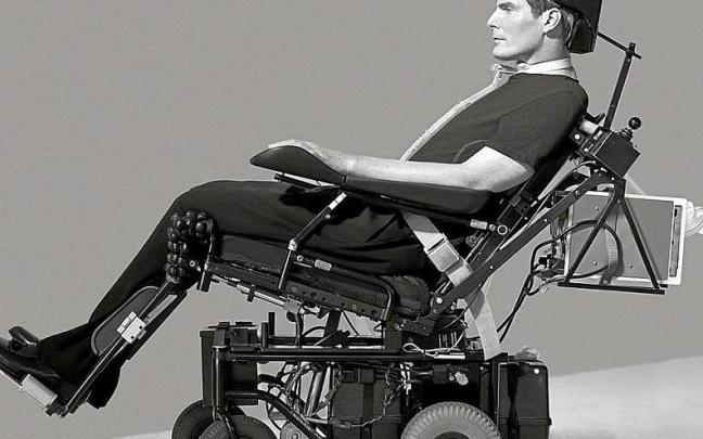 Christopher Reeve, en su silla especial para lesionados medulares. | FOTO: MAX