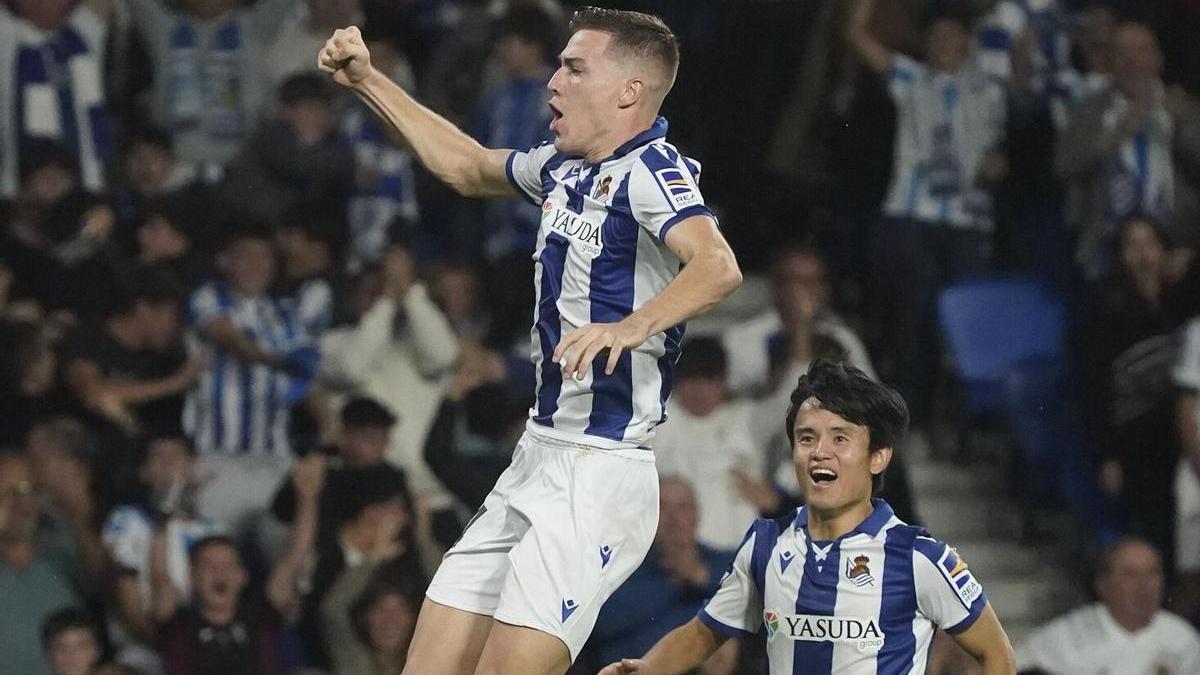 Sucic celebra su gol ante el Atlético, bajo la mirada de Take Kubo. / RUBEN PLAZA