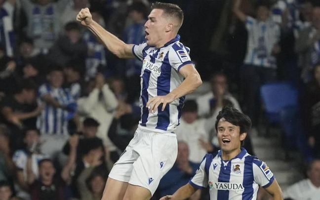 Sucic celebra su gol ante el Atlético, bajo la mirada de Take Kubo. / RUBEN PLAZA